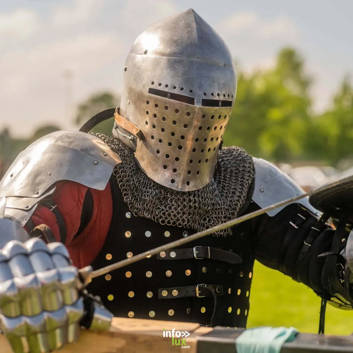 Combattant en armure, casque à heaume