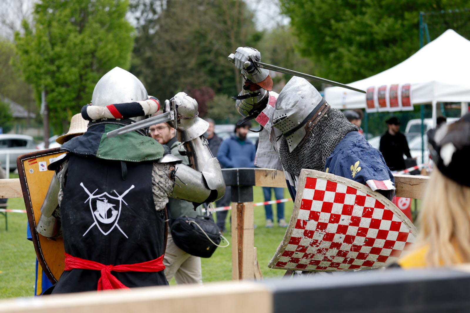 Duel de chevaliers en armure devant le public